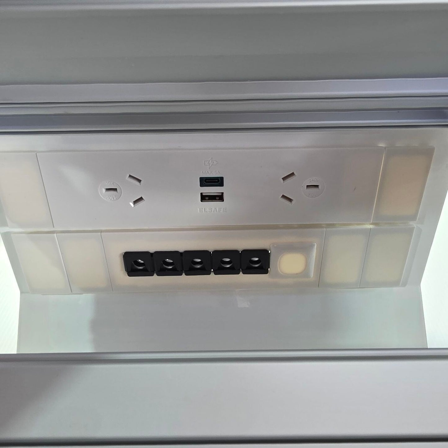 OEELSAFE 916070 Desk Power Outlet Recessed 2 AU USB 20A 250v IP2X (PreOwned)