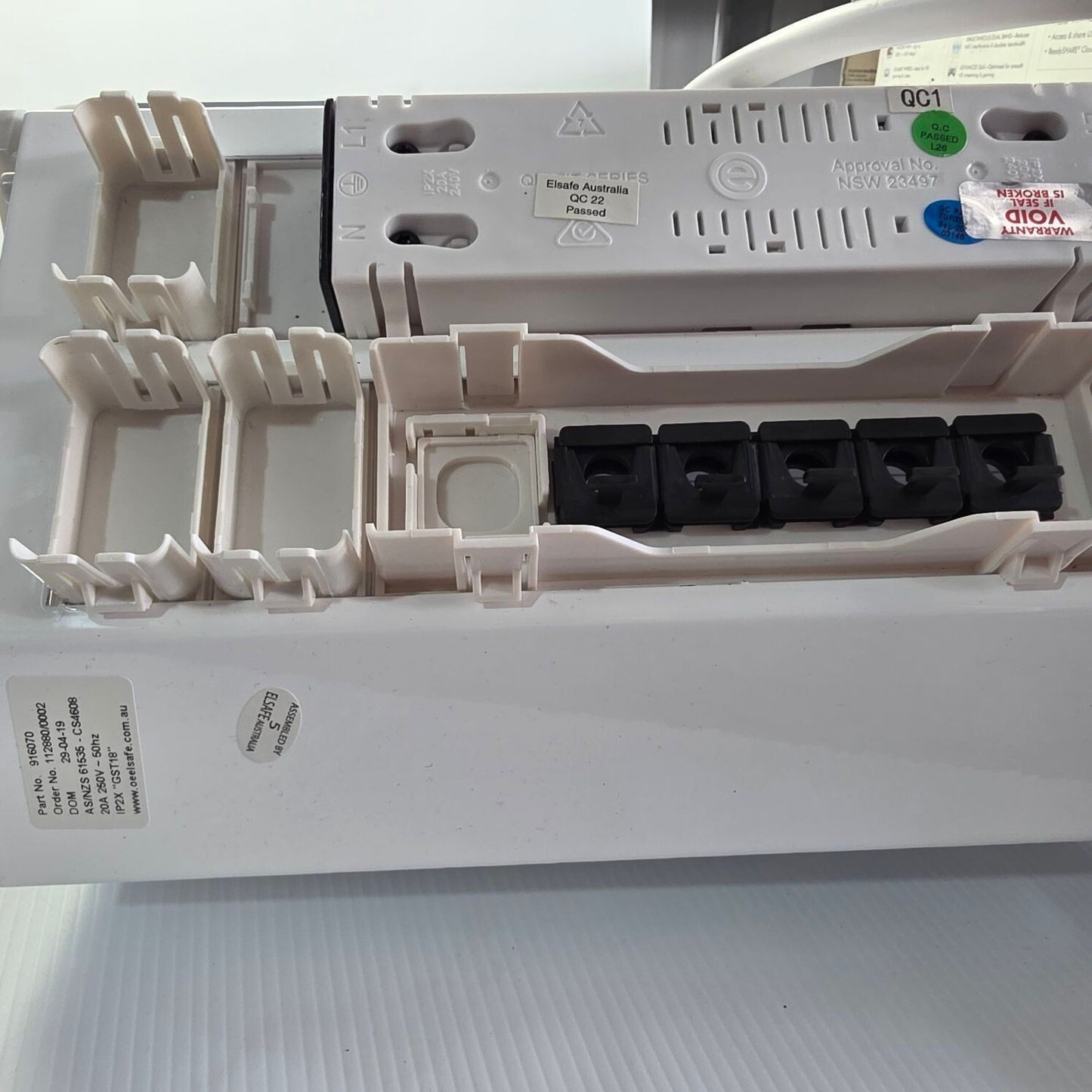 OEELSAFE 916070 Desk Power Outlet Recessed 2 AU USB 20A 250v IP2X (PreOwned)