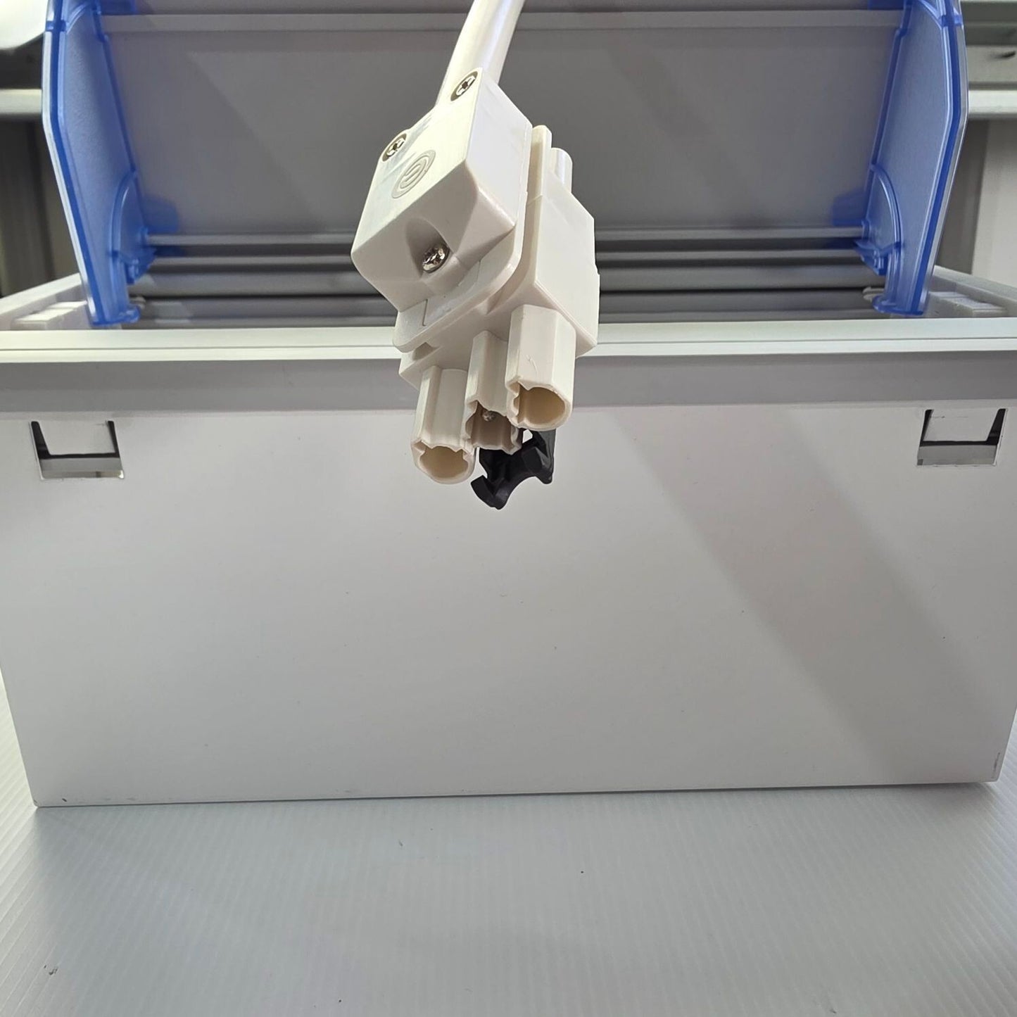 OEELSAFE 916070 Desk Power Outlet Recessed 2 AU USB 20A 250v IP2X (PreOwned)