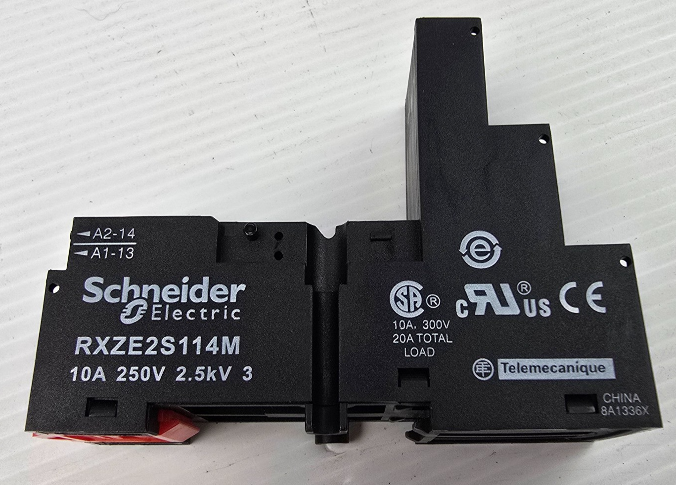 SCHNEIDER RXZE2S114M Relay Socket RXM2 RXM4 Harmony screw [1PC] (NEW)